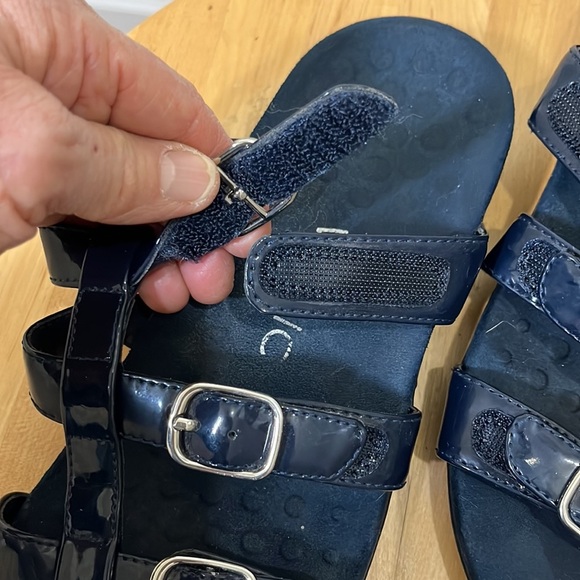 Vionic navy blue patent leather sandals. Size 7 - Picture 6 of 6
